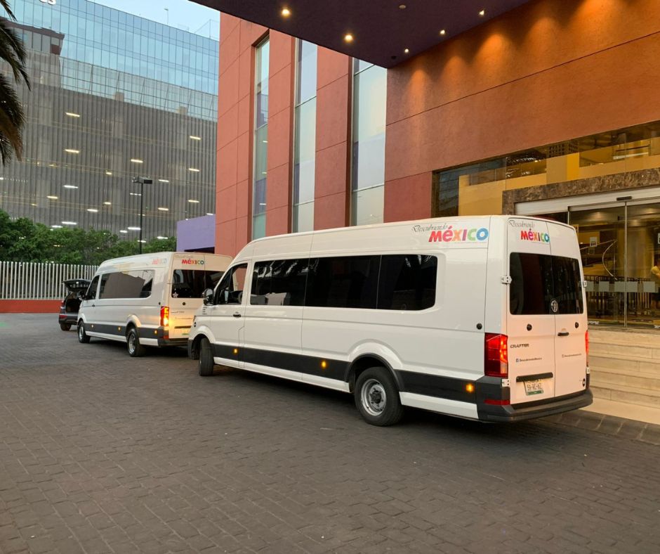 Equipo de Descubriendo México atendiendo viajeros en la CDMX